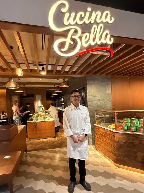 Cucina Bella の店名ロゴと西出シェフ